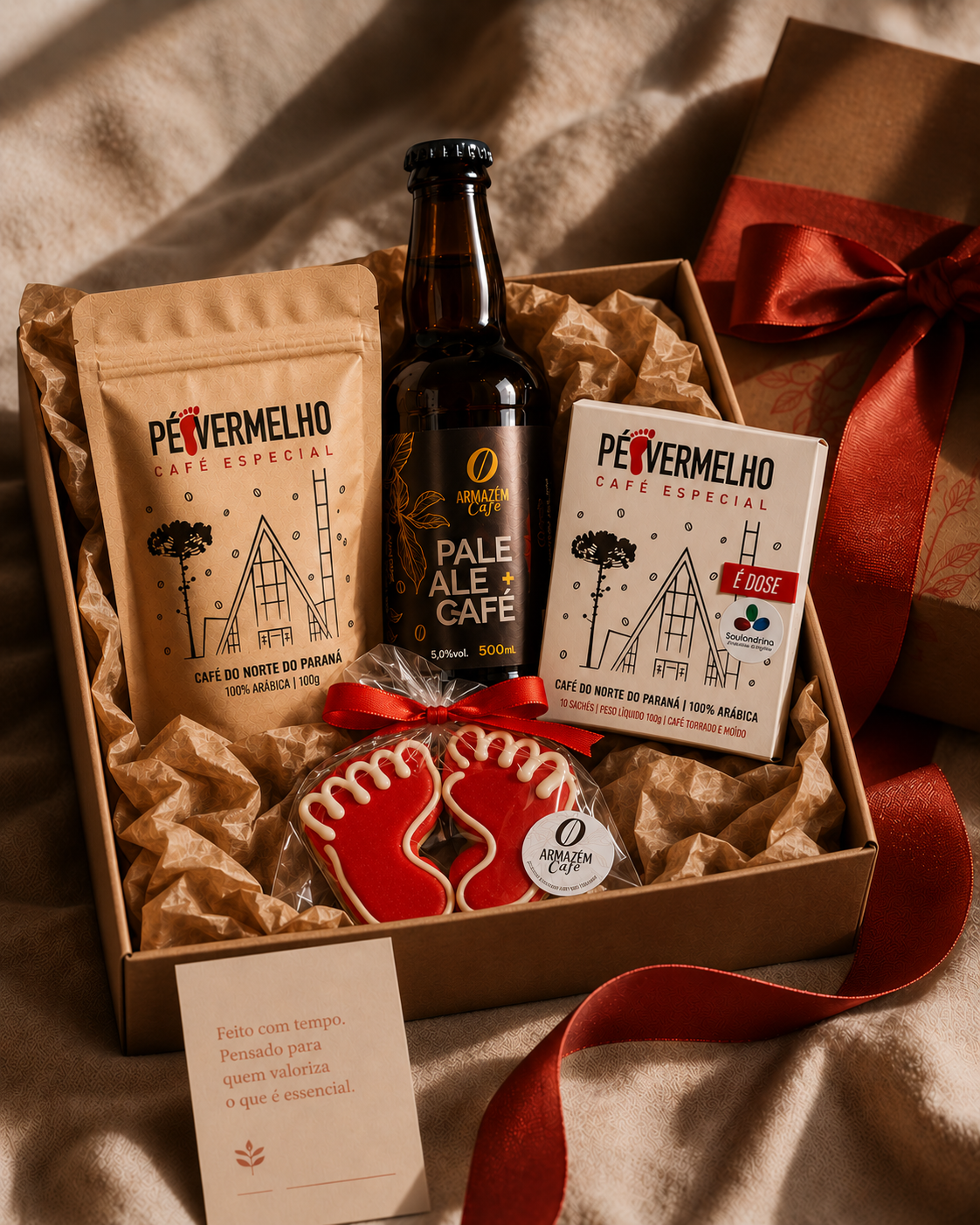 Kit compacto da Linha Pé Vermelho com café especial, garrafa Pale Ale+Café e biscoitos em formato de pé vermelho